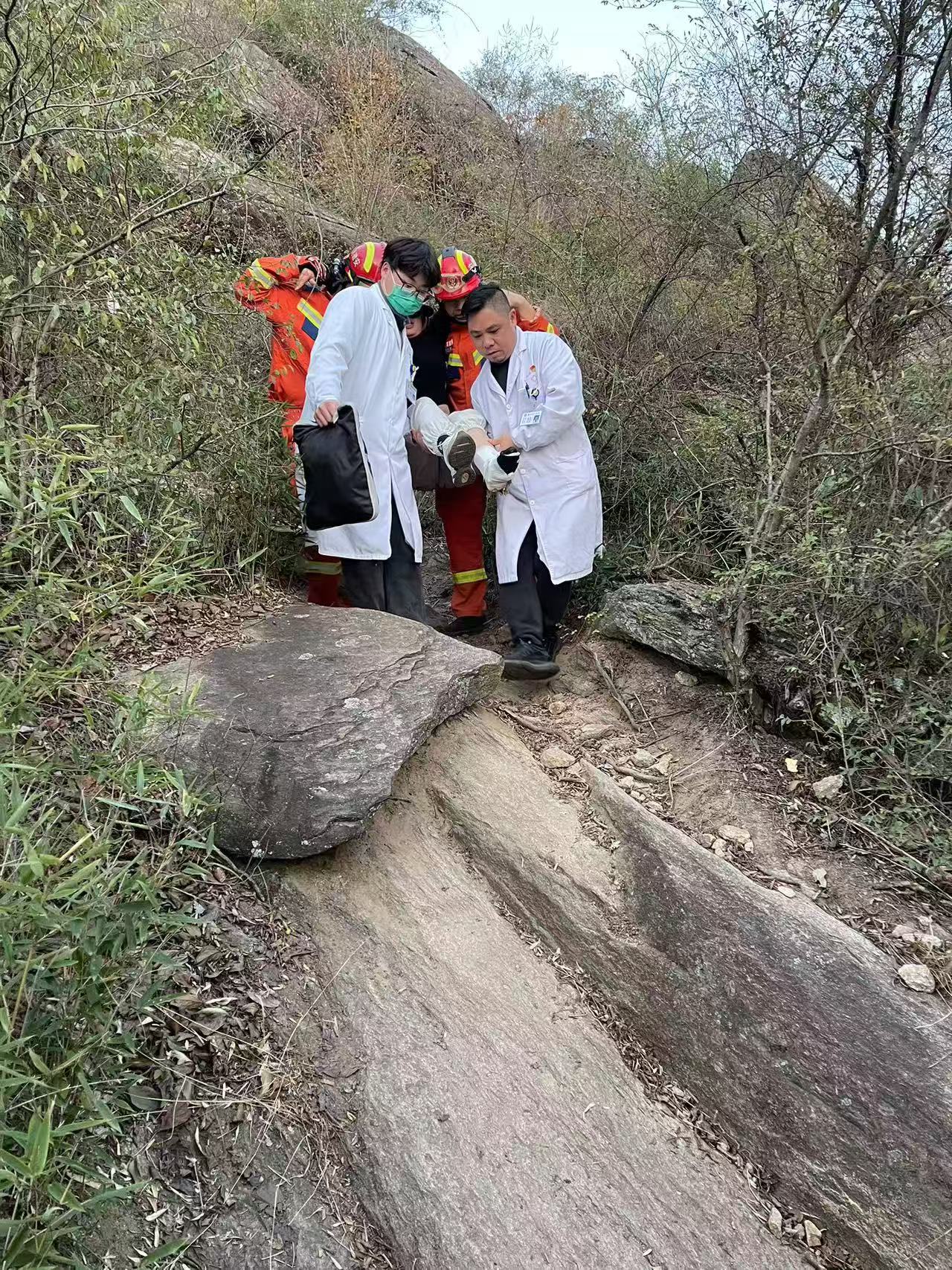 太湖：多部門(mén)勠力同心，登山者成功獲救